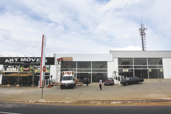  Complexo comercial da Champagnat, que tem uma loja de móveis instalada e uma de motos sendo preparada para a inauguração